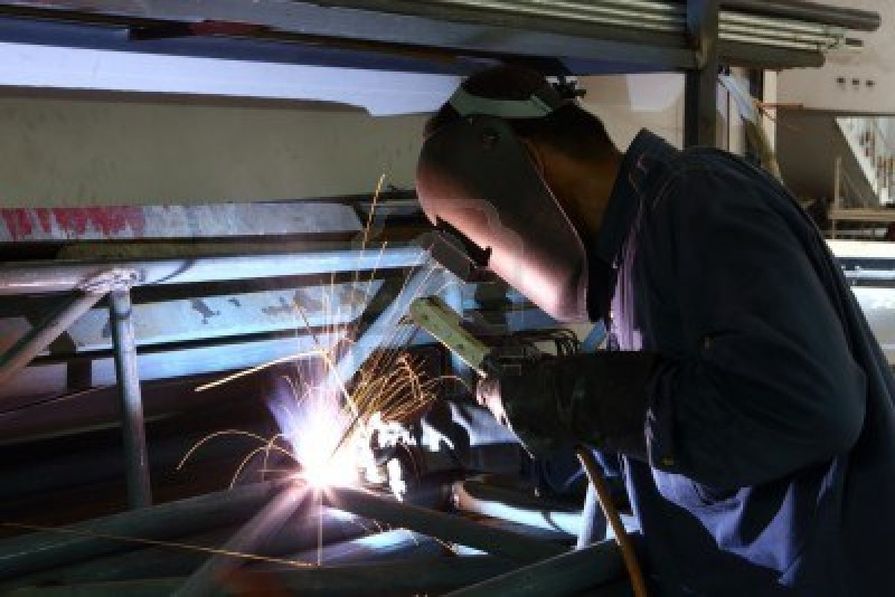Trabalho de soldadura em estrutura metálica