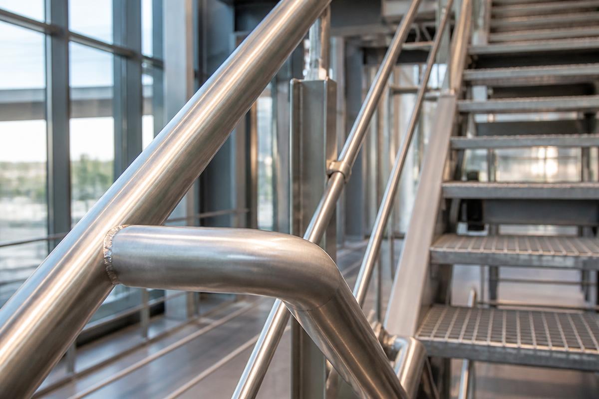 Corrimão em inox e escada metálica